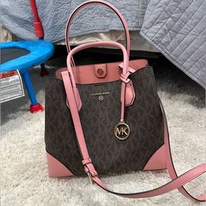 Michael Kors purse with straps🩷🩷